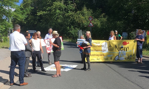 Bürgerinitiativen auf der Straße zum Schacht Asse 2 im Gespräch mit Staatssekretär Kühn vom Bundesumweltministerium.