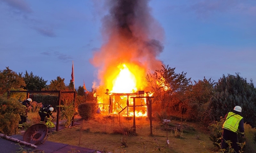 Das Gartenhaus brannte lichterloh.