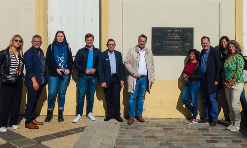 Die Delegation um Bürgermeister Ivica Lukanic (mitte) in Sèvres.