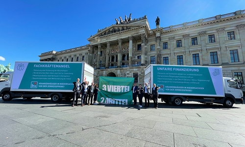  Vertreter der Niedersächsischen Krankenhausgesellschaft des Bezirks Braunschweig protestierten auf dem Schlossplatz gegen die schwierige Lage in den Kliniken und forderten von der Politik akute Hilfe.