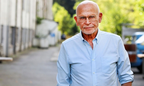 Der langjährige Marathon-Läufer und passionierte Tischtennis-Spieler Günter Wallraff hat sich gut gehalten. RTL ehrt ihn zu seinem 80. Geburtstag. (Bild: RTL / Kadir Ilboga)