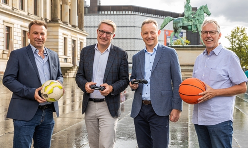Stefan Wilke (Stadt Braunschweig), Gerold Leppa (Stadtmarketing), Dr. Michael Reinhart (Volkswagen Bank GmbH) und Norbert Rüscher (Stadtsportbund Braunschweig) (v. li.).