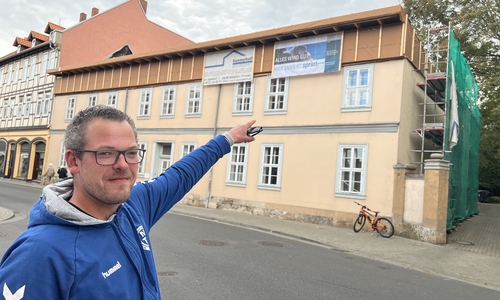 Sven Hintze vor dem Brandhaus in der Dr.-Heinrich-Jasper-Straße. Von seiner Wohnung ist nichts mehr übrig geblieben. 