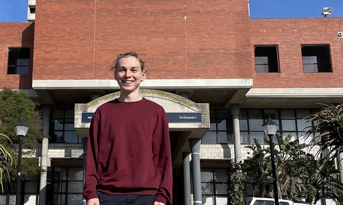 Ostfalia-Student Julian Mayer steht vor der Nelson-Mandela-University in Port Elizabeth