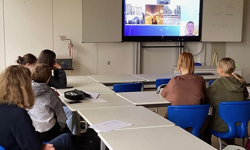 THG-Schüler informieren sich per Livestream über die Lage in der Ukraine.