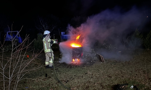 Eine Feuertonne statt einer brennenden Gartenlaube wartete auf die Feuerwehr im Harbker Weg.