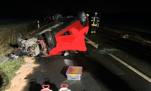 Das Auto wurde vom Baum zurück auf die Straße geschleudert.