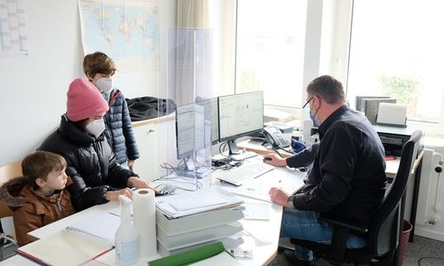 Sonderschichten in der Ausländerbehörde des Landkreises: Insgesamt wurden von den Mitarbeitenden bislang rund 1.260 erkennungsdienstliche Behandlungen durchgeführt.