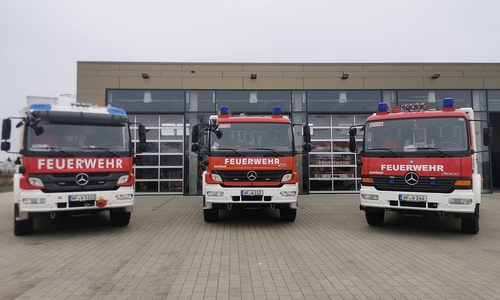 Drei Lösch- und Hilfeleistungsfahrzeuge der Feuerwehren der Samtgemeinde Sickte.