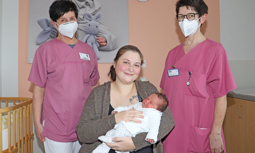Abteilungsleiterin Michaela Göbel (links) und Krankenschwester Brigitte Kropf beglückwünschten Natascha Djerlek zur Geburt ihres Sohnes Elias-Nadim.