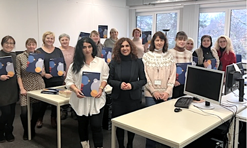 Übergabe der Zertifikate durch Banafsheh Nourkhiz an die Frauen auf der Abschlussveranstaltung.