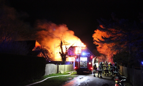 Die Feuerwehr kämpfte die ganze Nacht mit den Flammen.