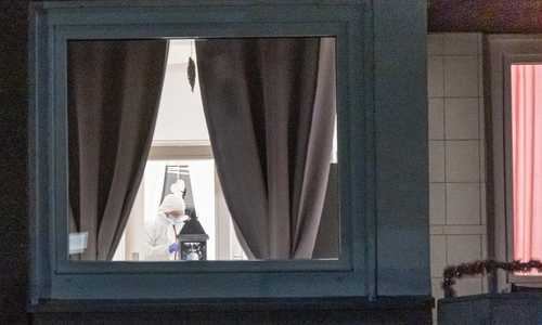 Spurensicherung nach der Tat in der Wohnung der Geschädigten.