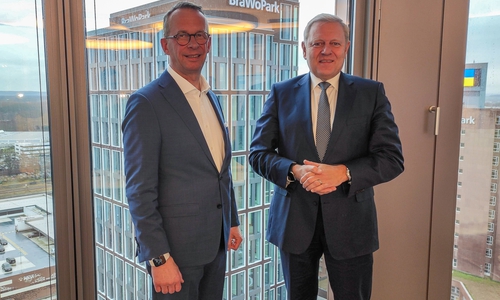 Uwe Fabig, Vorstandsvorsitzender der Volksbank Magdeburg (l.) und Jürgen Brinkmann, Vorstandsvorsitzender der Volksbank Braunschweig-Wolfsburg Anfang 2023.