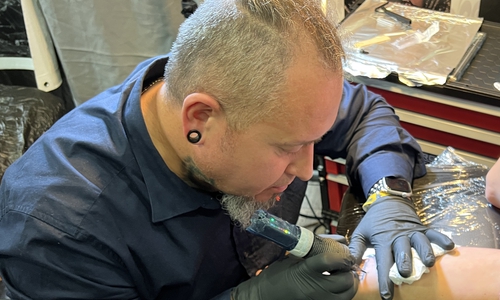 Tibor Nagy, Inhaber von INK Therapy Tattoo, erfüllt jeden Tattoowunsch.