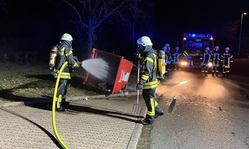 Die Feuerwehr löscht die Container.