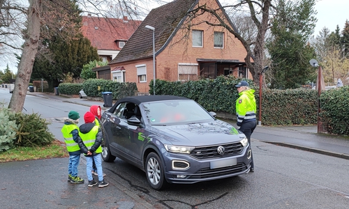 Die Kinder sprachen zusammen mit der Polizei mit den Autofahrern
