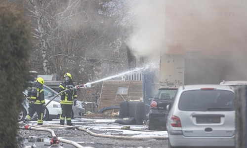 Am Samstagmittag geriet ein als Kfz-Werkstatt genutztes Gebäude im Dorfkern von Salzgitter-Lobmachtersen in Vollbrand.