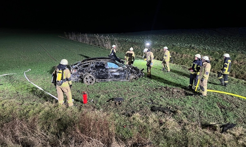 Das Auto hatte sich überschlagen und landete auf dem Acker.
