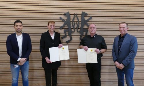 Christiane Hepner-Müller (2. v. l.) und Holger Kretzschmar (2. v. r.) nehmen die Bestellungsurkunde von Dirk Hornemann (rechts) im Beisein von Marcel Meyer (links) in Empfang. 