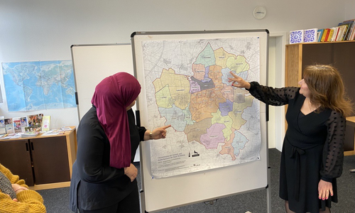 Stadtmütterschulung: Rim Sallami und Aziza Ahmad suchen an einem Wolfsburger Stadtplan ihren Stadtteil: Sallami ist in Vorsfelde zu Hause, Ahmad wohnt im Eichelkamp.
