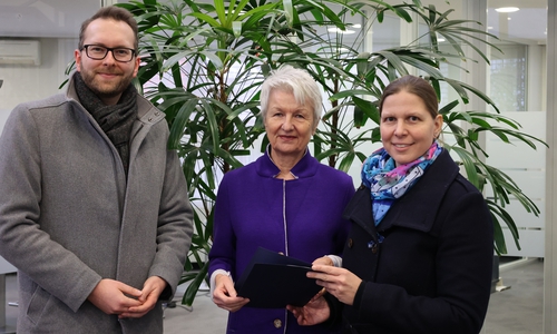 Ministerin Wiebke Osigus (re.) übergibt den Förderbescheid für das RVZ an Landrätin Christiana Steinbrügge (m.) und Baddeckenstedts Samtgemeindebürgermeister Frederik Brandt.  