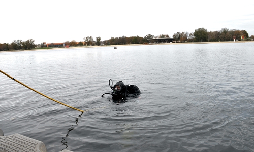 Bereit zum Abtauchen: Der Taucher der Berufsfeuerwehr Wolfsburg ist im Allersee im Einsatz. 