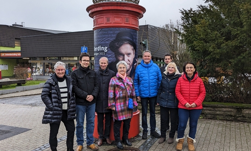 Johannes Oerding ziert die Litfaßsäule des Freundeskreises Paul-Lincke-Ring e. V.. Der Vereinsvorstand freut sich mit Marvin Voges (im Hintergrund) von der Stadt Goslar.