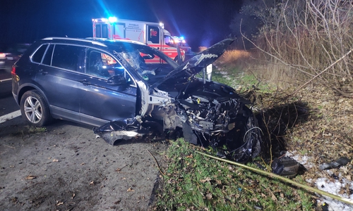 Der Unfallwagen auf der A39 wurde komplett zerstört.