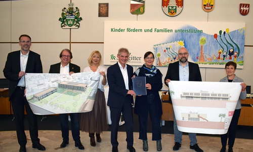 von links: Stadtbaurat Michael Tacke, Stadtrat Dr. Dirk Härdrich, Fachbereichsleiterin Simone Kessner, Oberbürgermeister Frank Klingebiel, Landesbeauftragte Dr. Ulrike Witt, Erster Stadtrat Eric Neiseke und Dezernatsleiterin beim Amt für Regionale Landesentwicklung Astrid Paus mit den Plänen der Kita- und Schulneubauten.