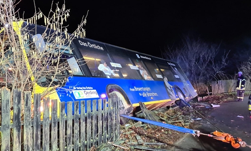 Der Bus war auf das Grundstück gekippt.