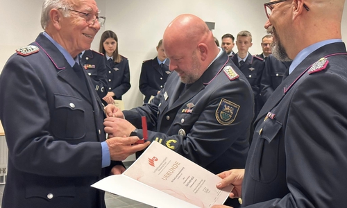 Günther keck wurde mit dem Ehrenzeichen des niedersächsischen Landesfeuerwehrverbandes für seine 60-jährige Mitgliedschaft ausgezeichnet. 