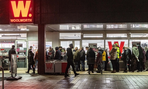 Lange Schlangen bis in den Abend vor Woolworth im Fredenberg.