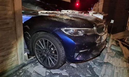 Der BMW durchbrach eine Gartenmauer.
