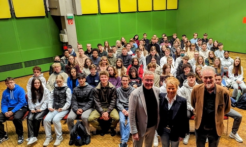  Prof. Dr. Ansgar Staudinger, Oberbürgermeisterin Urte Schwerdtner und Schulleiter Martin Ehrenberg (v. li.) freuen sich über das rege Interesse der Oberstufe des Christian-von-Dohms-Gymnasiums.