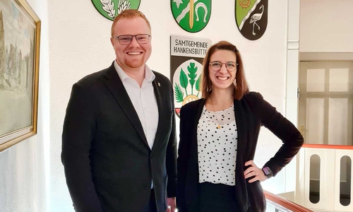 Samtgemeindebürgermeister Henning Evers und Desirée Aittiarporn.