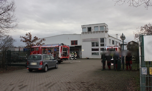 Die Feuerwehr erkundete das Gebäude auf der Suche nach der Rauchursache.