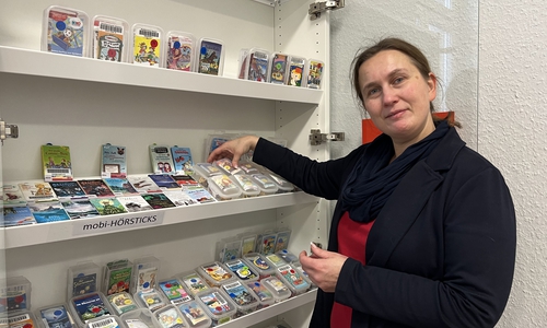 Mitarbeiterin Barbara Cappelmann räumt den "Tonie-Schrank" ein. 