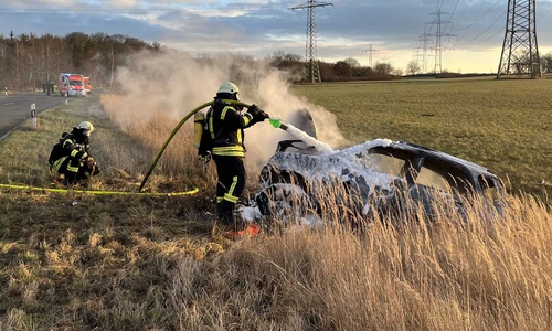 Das Auto stand in Flammen und musste durch die Feuerwehr abgelöscht werden.