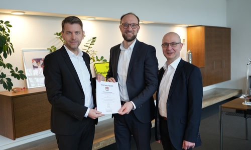 Oberbürgermeister Dennis Weilmann ernannte im Beisein von Peter Wagner, Gesamtpersonalratsvorsitzender, Jens Hofschröer zum Stadtrat der Stadt Wolfsburg.