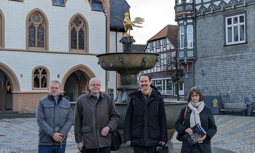 Dr. Christine Bauer (re.), Welterbebeauftragte der Stadt Goslar, und der städtische Fachdienstleiter Matthias Brand besuchen mit Matthias Schiminski und Henrik Nolte (v. li.) den Goslarer Marktplatz.