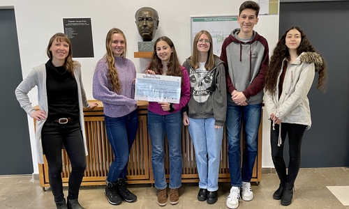 Vertreterinnen und Vertreter der Klasse 9a übergeben stolz ihre Spende an Corinna Rollinger zur Weiterleitung nach Südafrika.