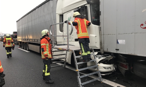 Die LKW wurden bei dem Unfall aufeinander geschoben.