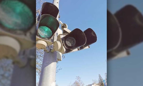 Die Ampelanlage wurde wohl durch ein hohes Fahrzeug beschädigt.