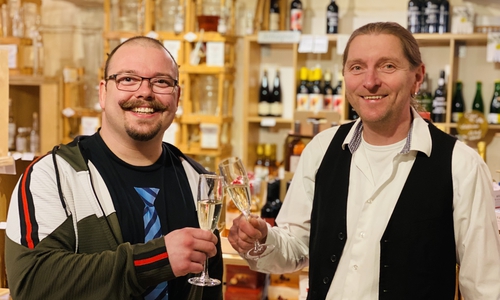 Stoßen auf die Übergabe an. Florian Weiß (li.) wird ab dem Sommer das Barrique von Jörn Zeisbrich übernehmen.