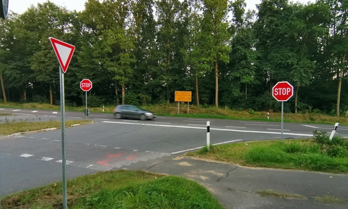 Hier soll eine Ampel anstatt eines Kreisels für Entschärfung sorgen.