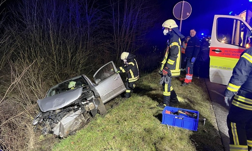 Das Auto war von der Fahrbahn abgekommen.
