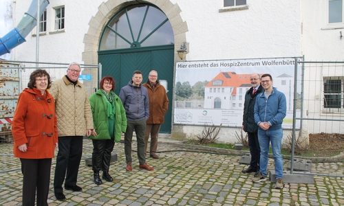 Die Vertreter des Hospizvereins Ulrike Jürgens und Werner Schilli mit den Kreistagsabgeordneten Bettina Otte-Kotulla, Björn Försterling, Frank Oesterhelweg, Michael Wolff und Max Weitemeier.