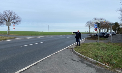 Das Abbiegen in die Verlängerung der Straße „Im Kalten Tale“ in Höhe des Oderwaldparkplatzes soll aus beiden Richtungen verboten werden. Das will die CDU verhindern. Fraktionsvorsitzender Marc Angerstein zeigt auf den angeblichen Unfallschwerpunkt.