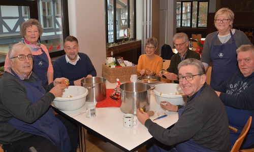 Gute gelaunt bei der Arbeit (v. l.): Rainer Porath, Marliese Schulz, Bürgermeister Ivica Lukanic, Christiane Döring mit Fairtrade-Kiste, Matthias Knoche-Herwig, Ex-Bürgermeister Thomas Pink (vorn), Suppenküchen-Leiterin Anja Kröger und Eckbert Schulze.